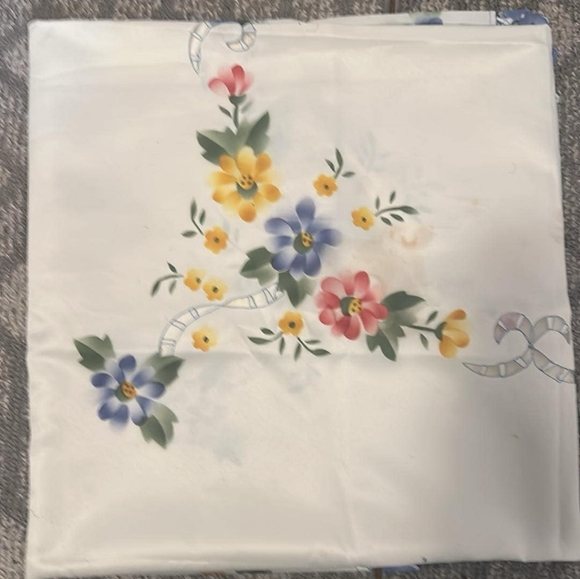 Round Floral tablecloth - Picture 3 of 7